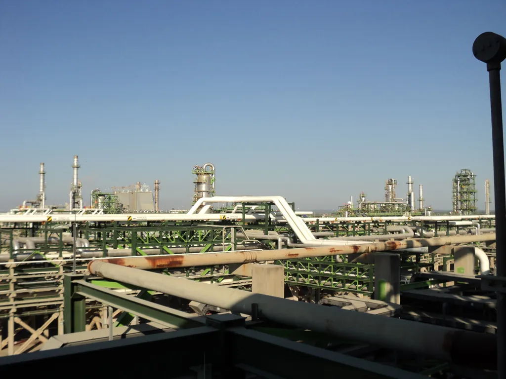 Racks de tubería en la Refinería de Minatitlán