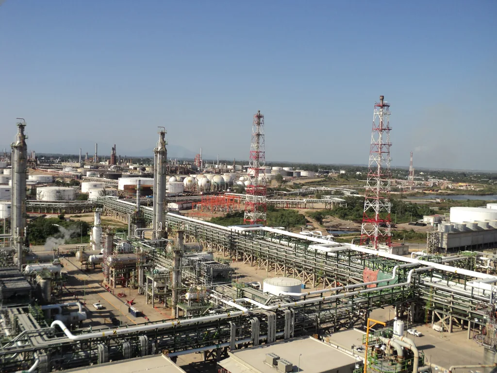 Torres de telecomunicaciones en la Refinería de Minatitlán, Veracruz